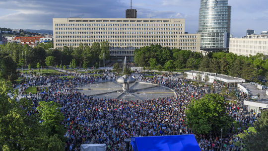Proti zásahom do RTVS a druhého piliera protestovali v Bratislave tisíce ľudí