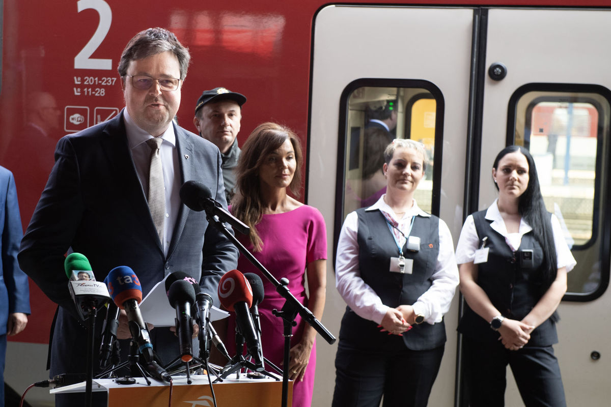 Na snímke vľavo generálny riaditeľ Železničnej...