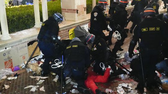 USA: Na univerzite UCLA zadržali najmenej 200 propalestínskych demonštrantov