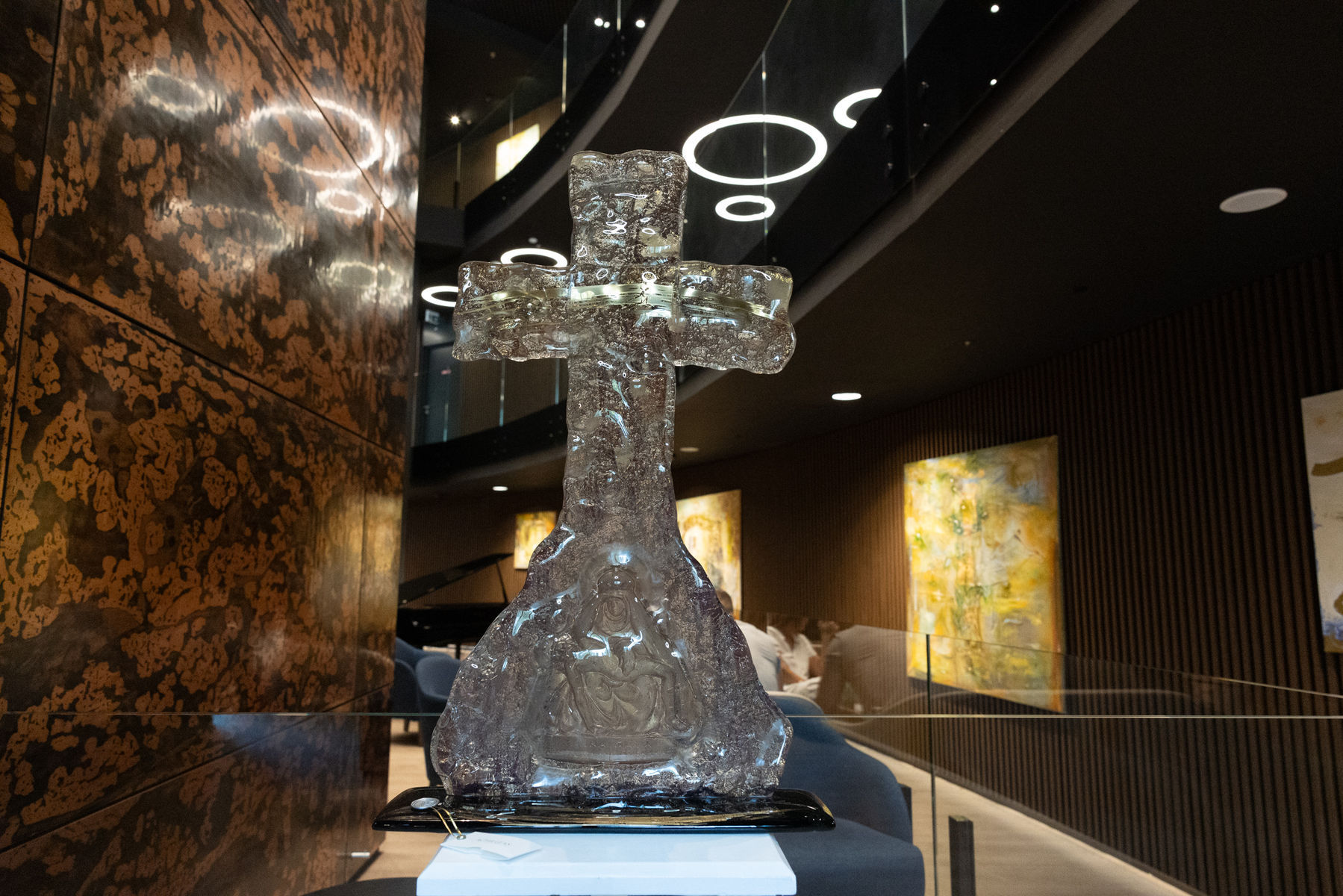 Takýto sklenený kríž od Achilleasa dostal aj...