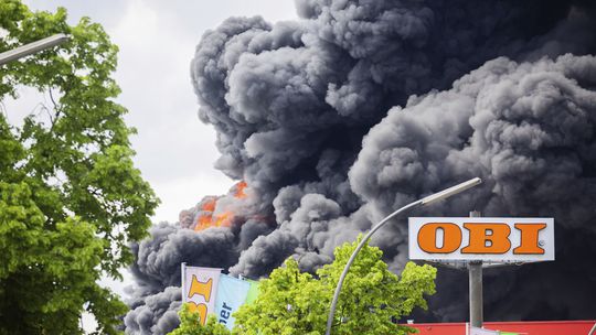 Rozsiahly požiar v Nemecku: horí výrobná hala firmy produkujúcej zbrane pre Ukrajinu