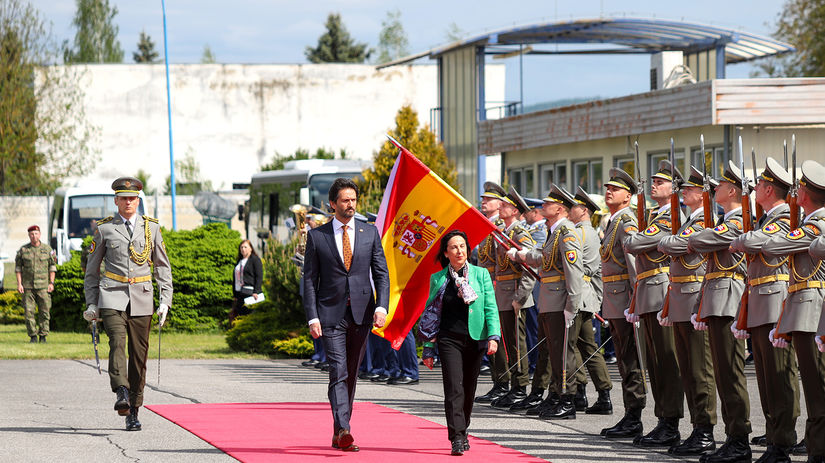 Na snímke sprava španielska ministerka obrany...