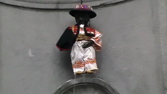 Cikajúceho chlapca v Bruseli obliekli do detvianskeho kroja