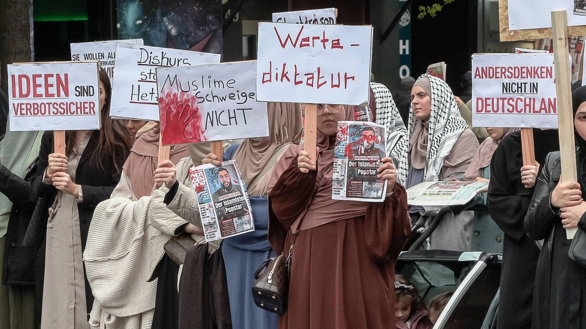 Na spornom proteste sa zúčastnili aj moslimské...