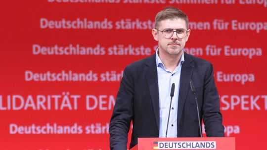 Skupina útočníkov napadla a zranila europoslanca SPD Eckeho. Museli ho operovať