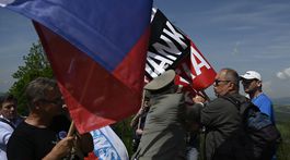 Bitka o transparent počas spomienkového...