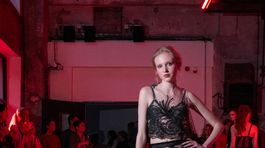 Modelka v kolekcii dizajnérky Terezy Vu...