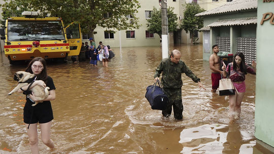 Počet obetí záplav na juhu Brazílie stúpol už na najmenej 75