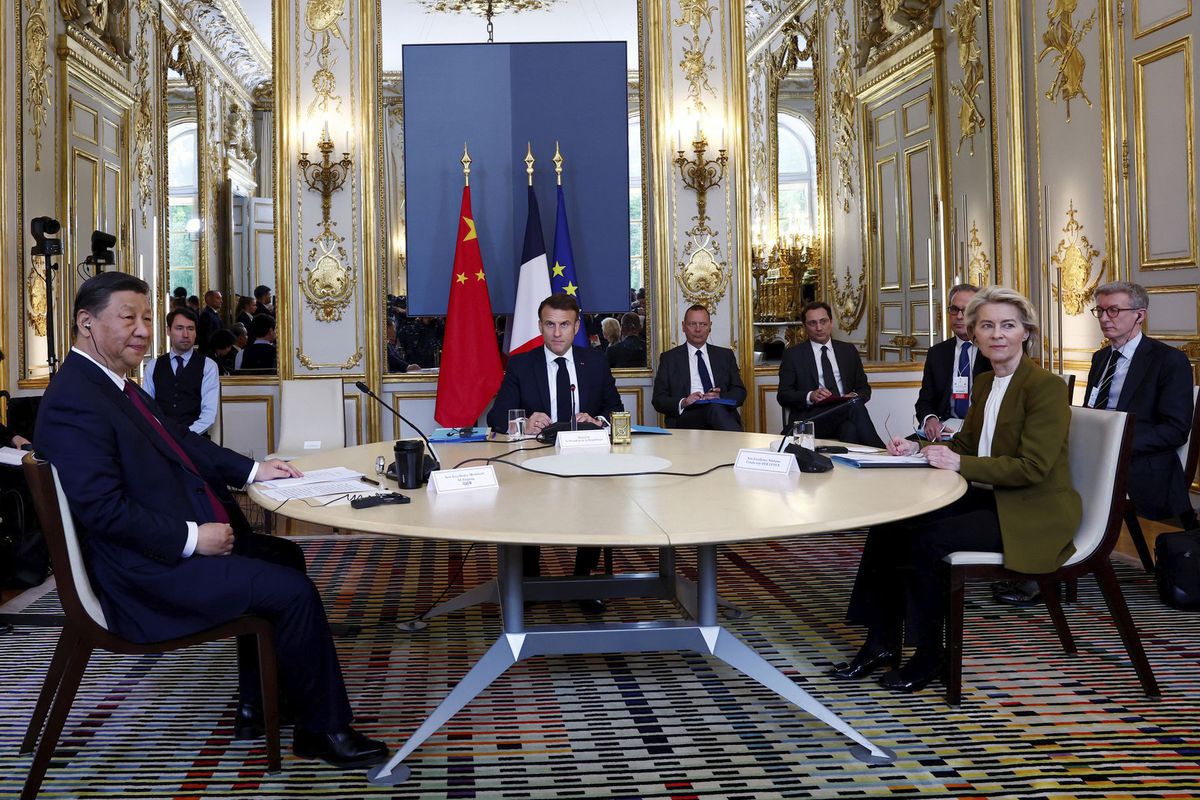 Francúzsky prezident Emmanuel Macron, čínsky...