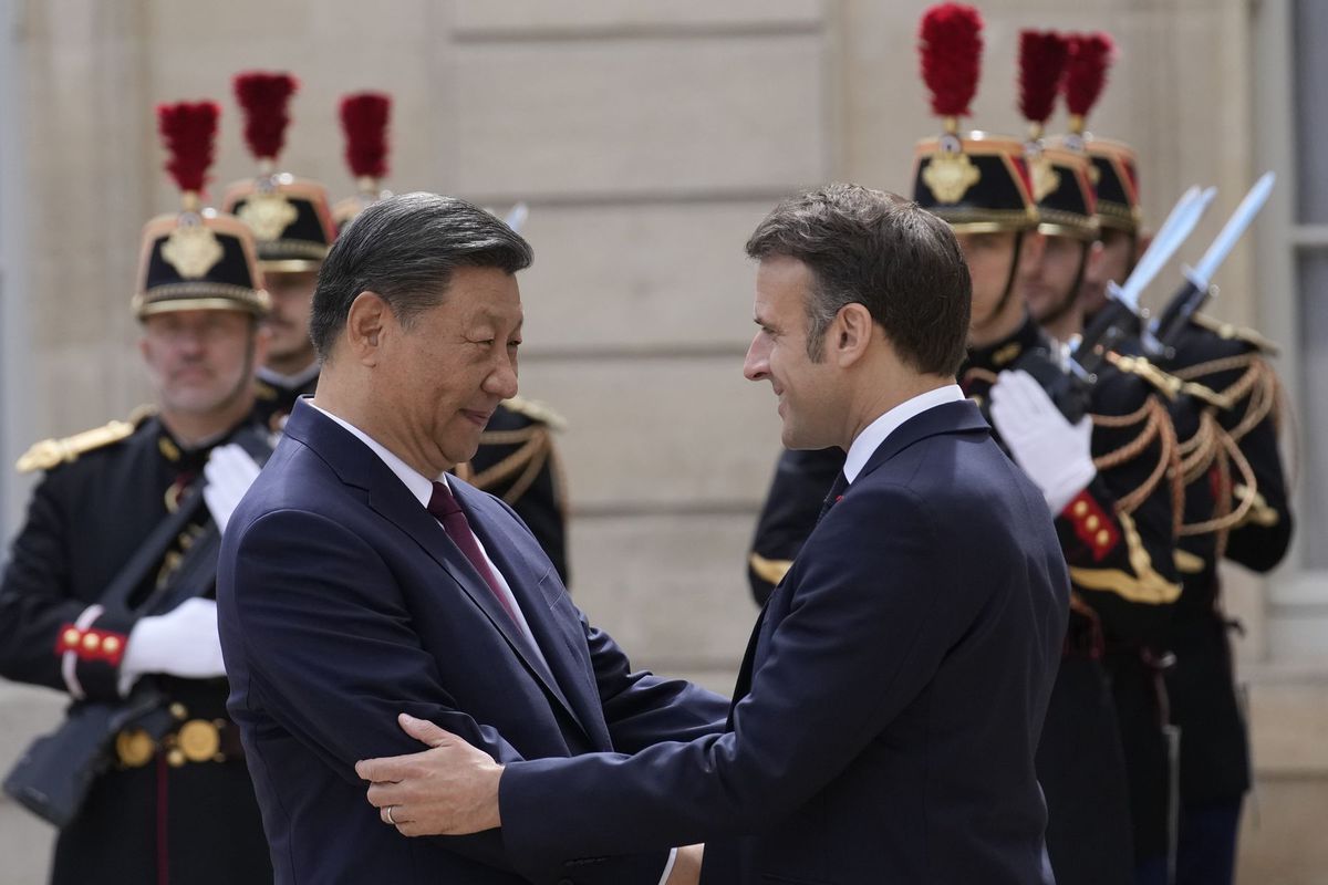 Francúzsky prezident Emmanuel Macron a čínsky...