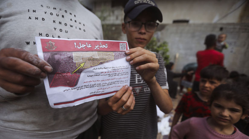 Palestínčania držia letáky zhodené izraelskými...