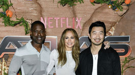 Zľava: Herci Sterling K. Brown, Jennifer Lopez...