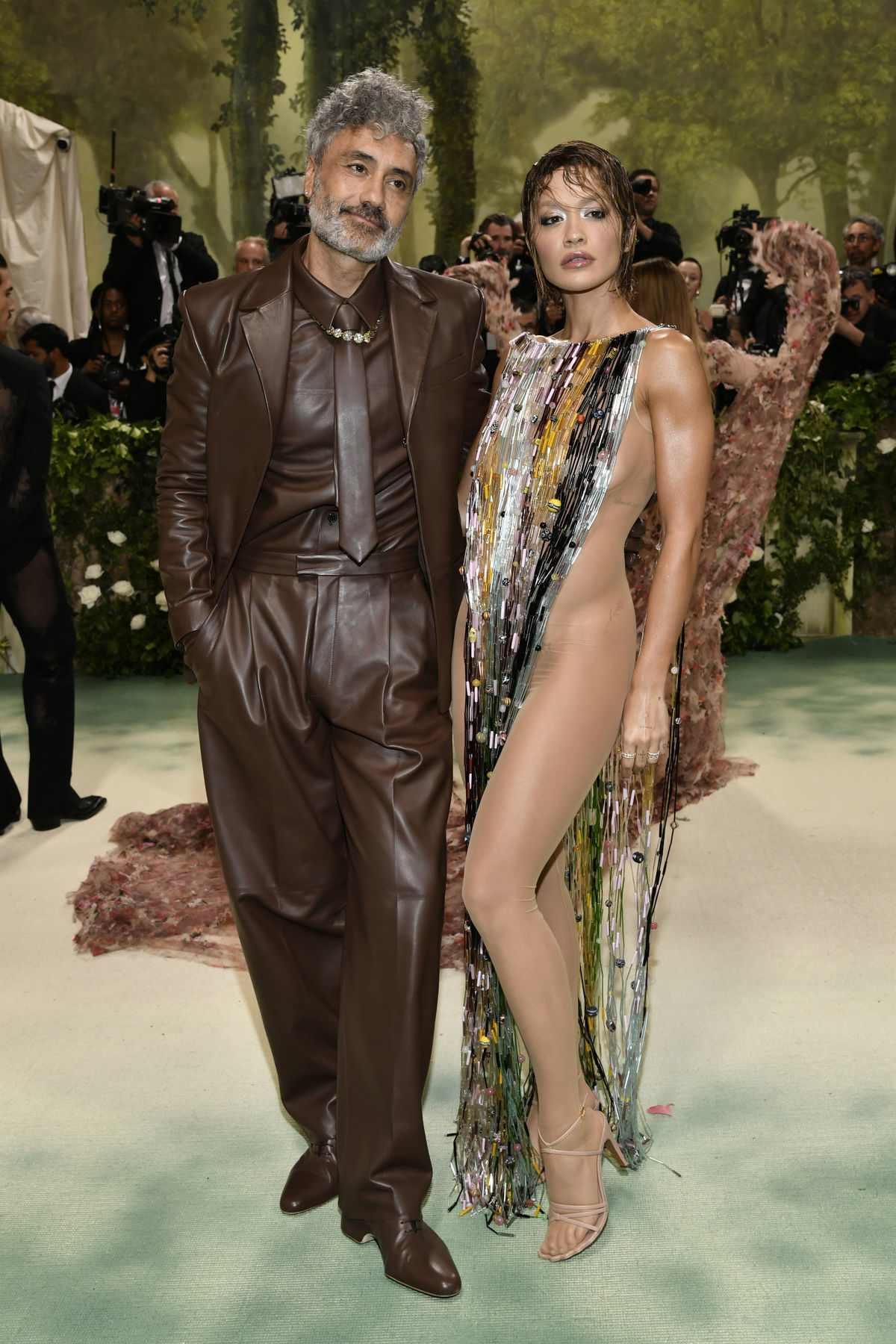 Režisér Taika Waititi a speváčka Rita Ora v...