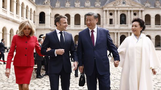 Riziko zrážky francúzskych sudov s čínskymi autami. Macron robí záchranára vývozcom koňaku