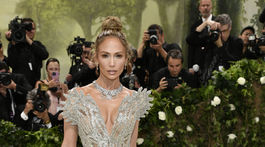 Herečka a speváčka Jennifer Lopez v kreácii Schiaparelli Haute Couture. 