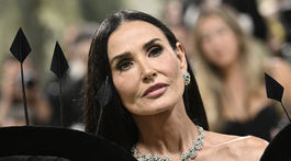 Herečka Demi Moore a jej líčenie a úprava vlasov na MET Gala.