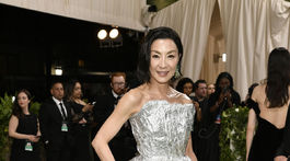 Herečka Michelle Yeoh prišla v kreácii Balenciaga. 