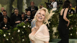 Pamela Anderson vyzerala úchvatne v kreácii Oscar de la Renta. 