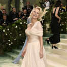 Pamela Anderson vyzerala úchvatne v kreácii Oscar de la Renta. 