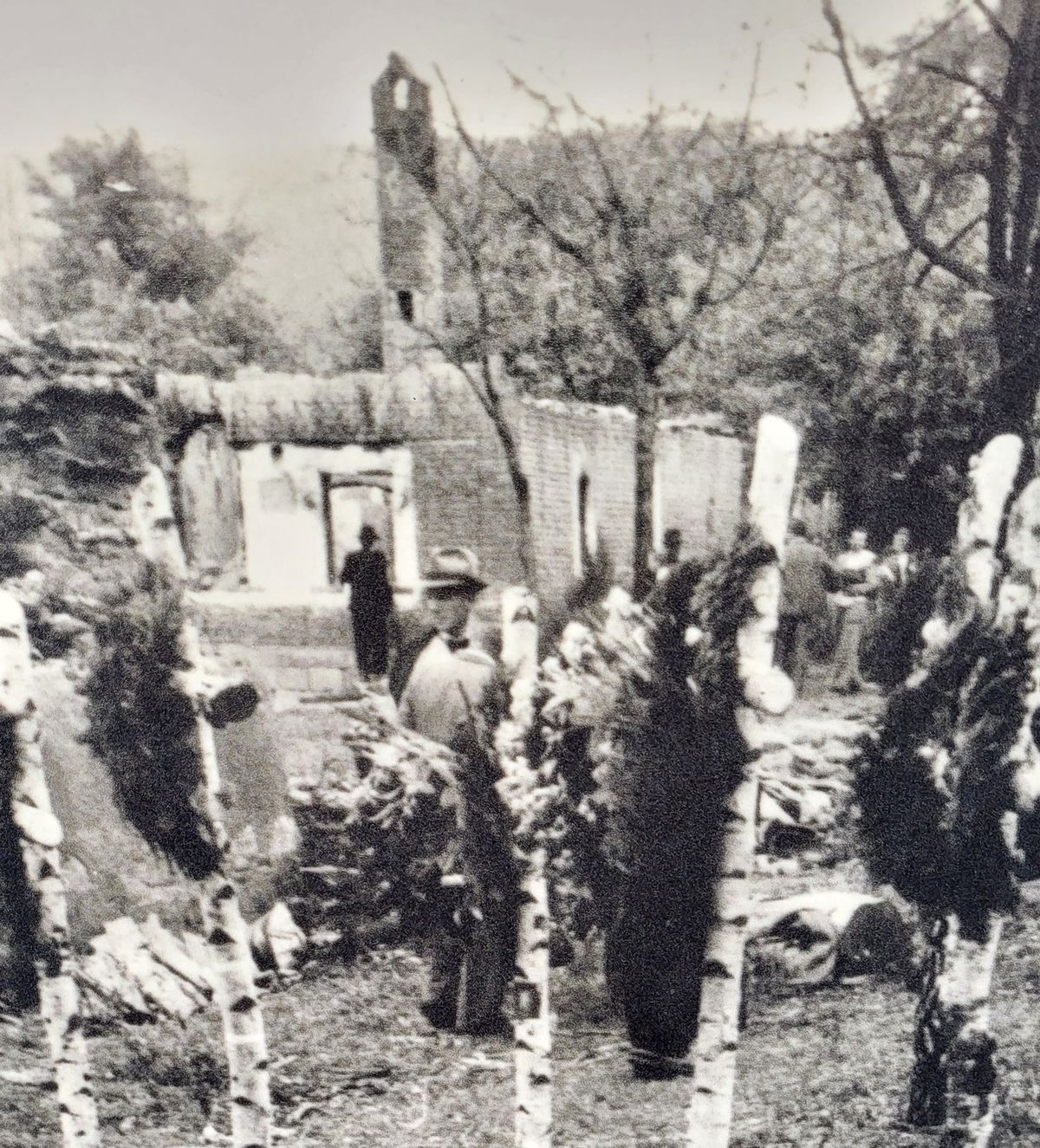 Brezové kríže ako symbol piety v apríli 1945.