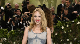 Speváčka Kylie Minogue prišla v šatách z dielne Diesel. 