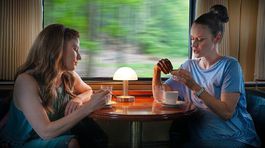 Jana Kovalčiková ako Veronika a Anna Jakab...