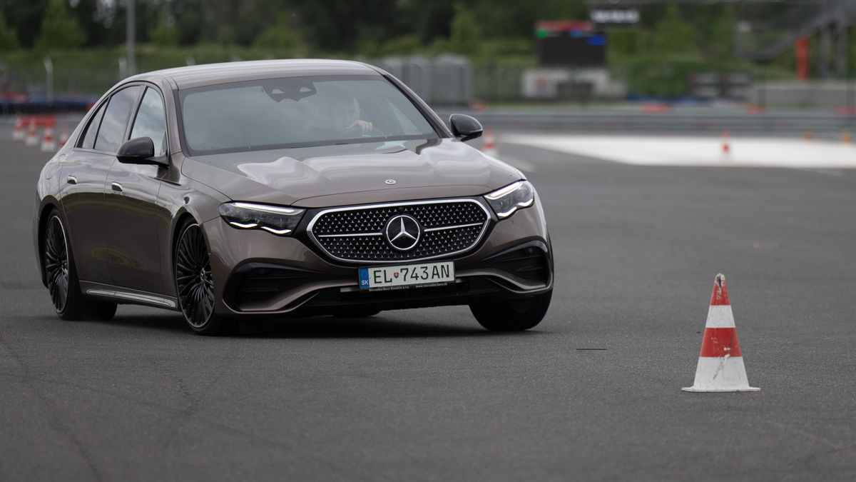 Mercedes-Benz triedy E nás oslovil skvelými...