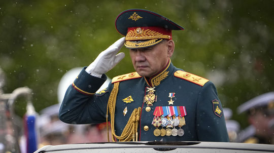 Ruský minister obrany Sergej Šojgu jazdí po...