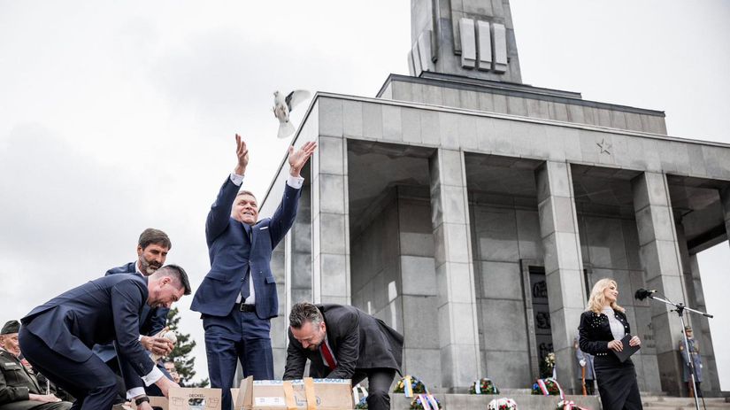 Robert Fico vypustil na Slavíne holubice mieru.