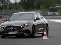 Test:Mercedes-Benz E 300 de. Plug-in hybridy...