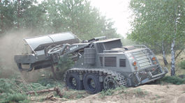 Odmínovací robot Božena 5 v akcii. 