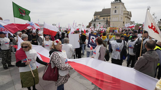 Preč s Green Dealom: Vo Varšave protestujú desaťtisíce ľudí proti klimatickej politike