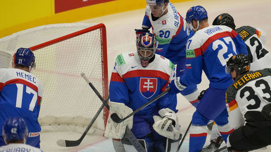 Slovenskí experti sa hnevajú na rozhodcov. Nemcom gól uznali a Čechom nie, mali by to vysvetliť, lebo ovplyvnili zápasy