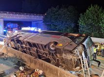 Vážna nehoda slovenského autobusu v Rakúsku: Zranilo sa desať ľudí, traja ťažko