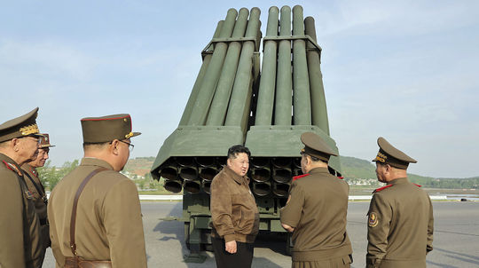 KĽDR má nový salvový raketomet, Kim dozeral na ostrý test