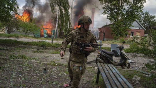 ONLINE: Rusi majú v Charkovskej oblasti taktický úspech, priznal Kyjev. Pokračujú aj cez krvavé straty