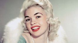 Herečka Jayne Mansfield zahynula pri autonehode.