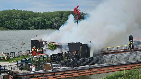 Obľúbený bratislavský podnik na Dunaji zachvátili plamene, zasahujú tam hasiči