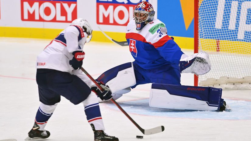 Johnny Gaudreau v mikrosúboji so Samuelom...