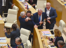 gruzínsko, bitka poslancov parlamentu