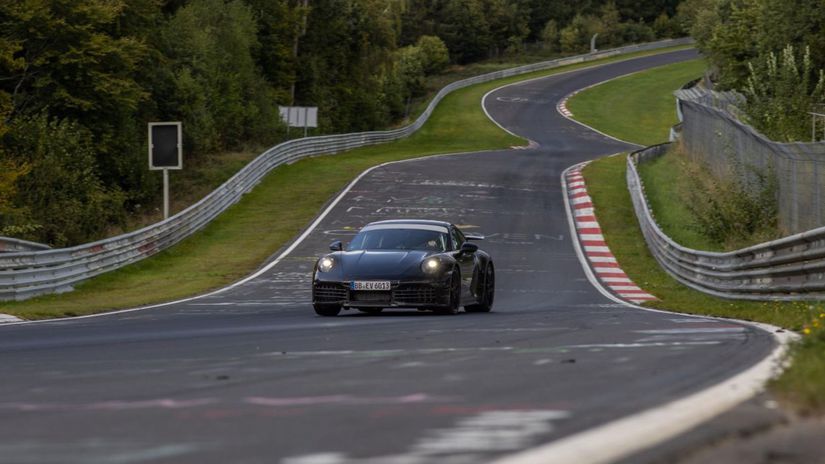 Na náročnom okruhu Nürburgring sa hybridnej...
