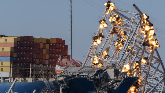 Vyšetrovanie zrútenia mosta v Baltimore odhalilo problémy lode už pred vyplávaním