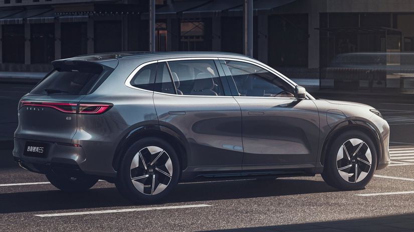 Zozadu E5 pripomína tak trošku Porsche Macan....