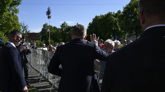 Robert Fico (Smer) zdraví miestnych obyvateľov...