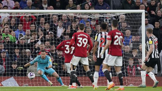 Tlačenica na pohárových priečkach. Dúbravka dostal na Old Trafford tri góly, Chelsea si udržala dobrú pozíciu