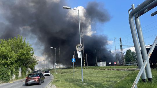 V bratislavskej Rači horí železničný vagón. Zasahujú hasiči