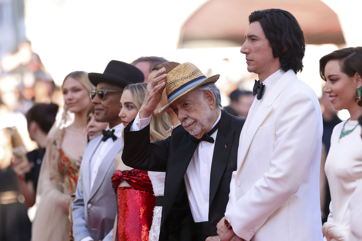 Režisér Francis Ford Coppola (tretí sprava)...