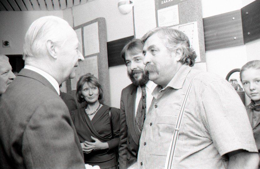 Alexander Dubček a Július Satinský, medzi nimi...
