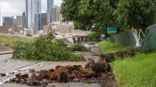 Juh USA zasiahli búrky s vetrom o sile hurikánu, Houston hlási už štyroch mŕtvych