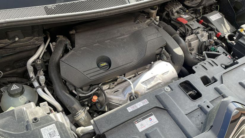 Pod prednou kapotou pracuje preplňovaný 4-valec...